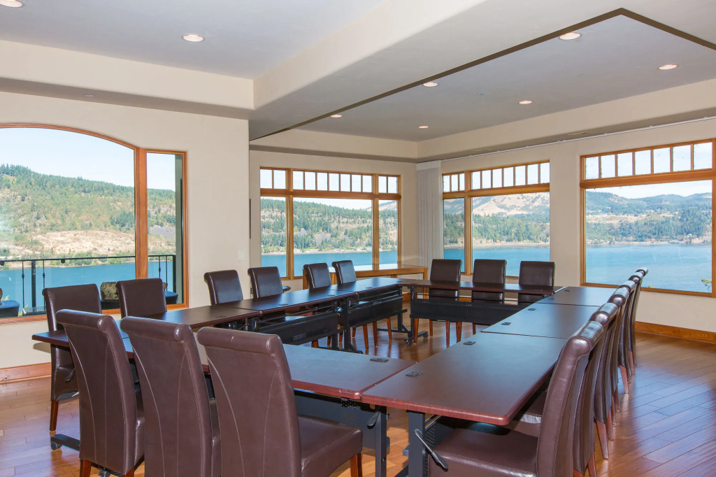Columbia Cliff Villas