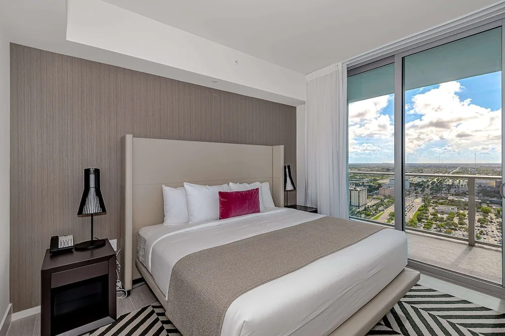 Stunning 25th-Floor Views in Hollywood