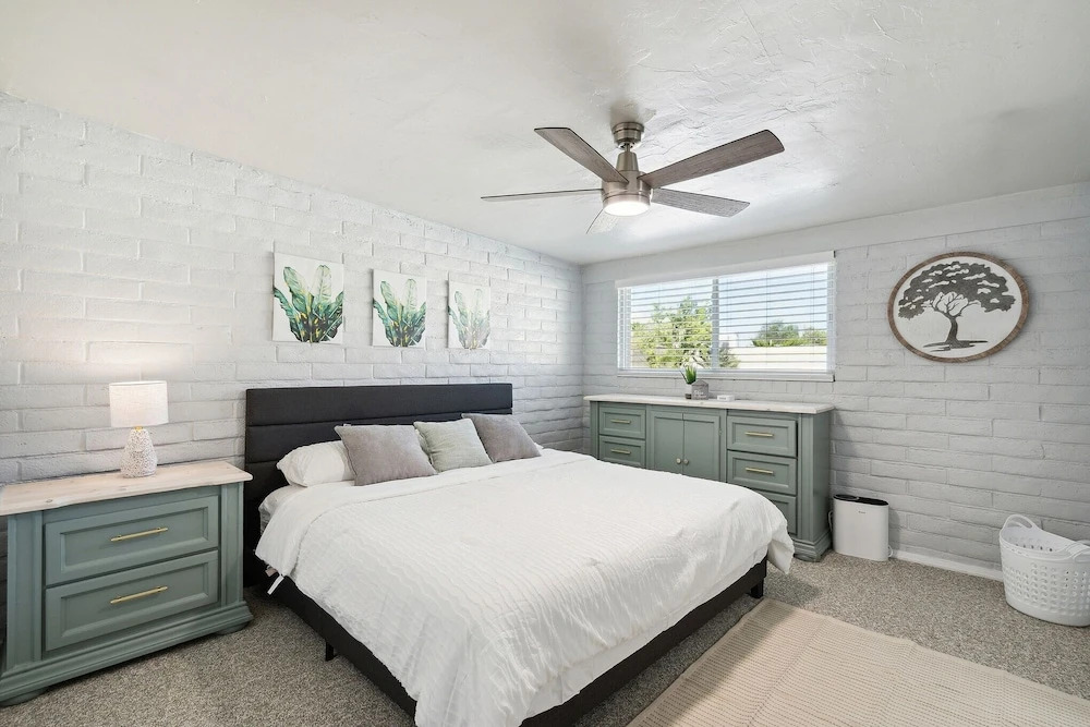Family-friendly Desert Oasis 5 Bedroom Home by RedAwning