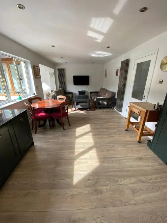 4 Bed House - Sleeps 8 - Pets - Parking - Wifi