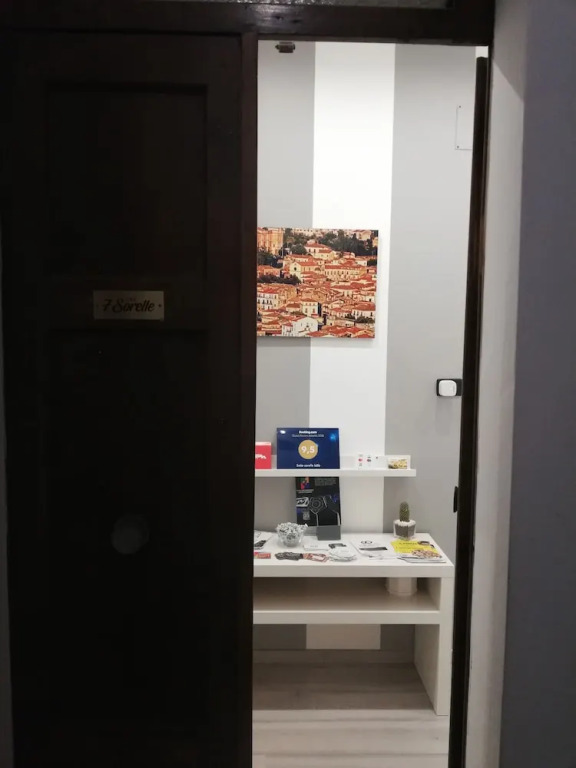 "7 SORELLE B&B" camere in pieno centro città con bagno privato, FREE HIGH SPEED WI-FI, NETFLIX