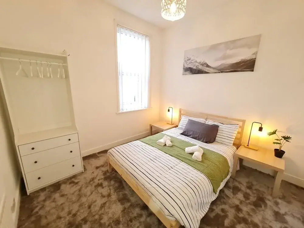 Large 3 Bed Flat Free Parking