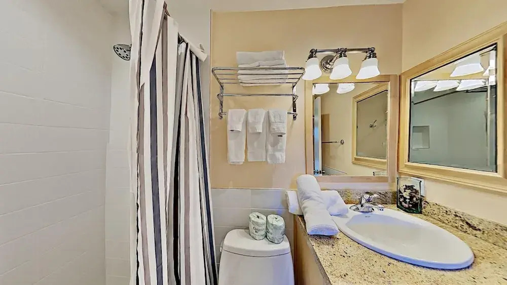 653 4 Bedroom Condo