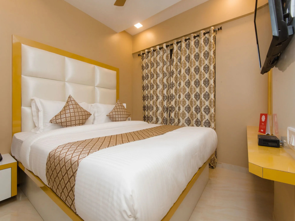 Hotel Classio Inn - Near Kokilaben Hospital, Andheri West Mumbai
