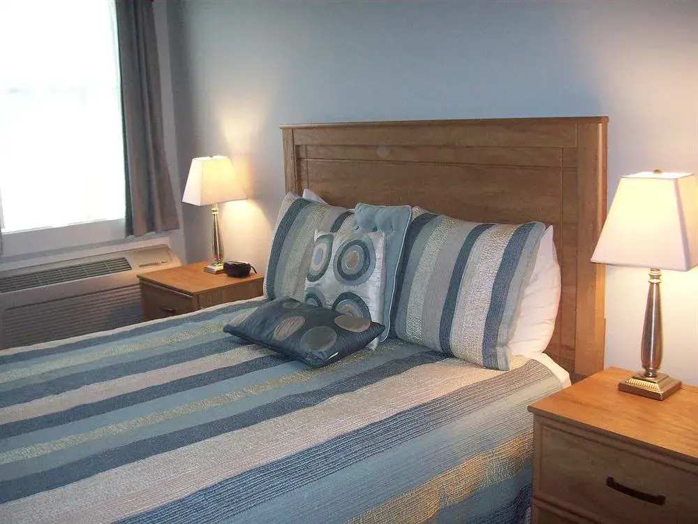 Cozy & Clean Second-Story Suite w/ Kitchenette & Free WiFi - Walk to the Harbor