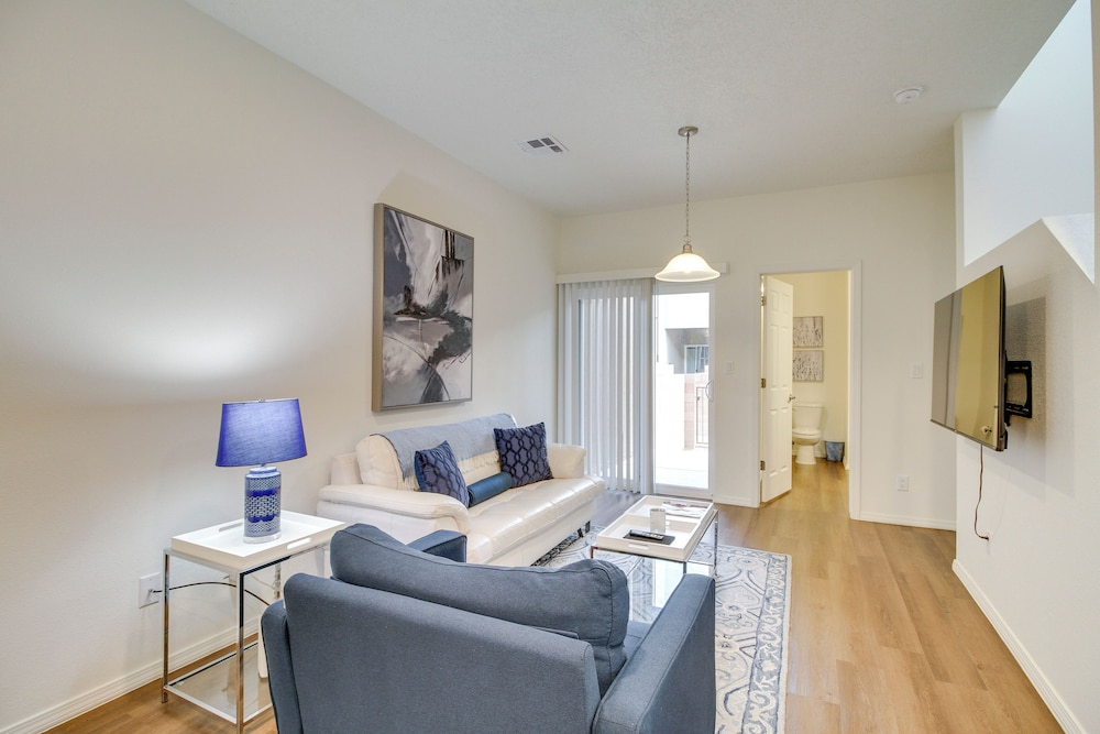 3 Mi to Old Town: Albuquerque Townhome w/ Yard!