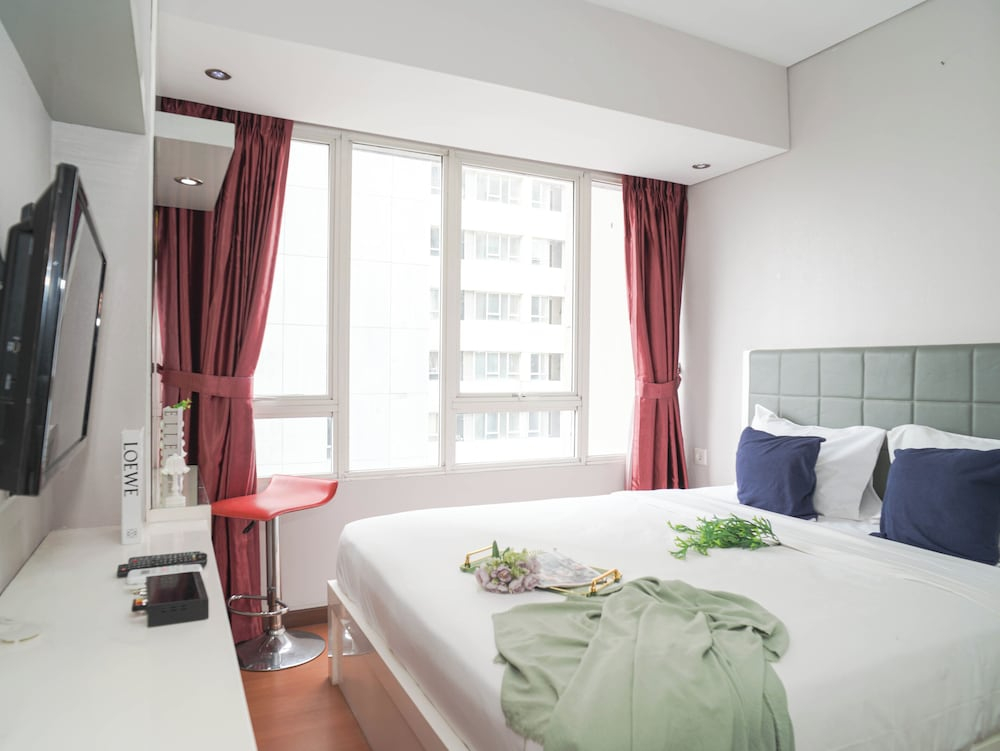 Serene Red Vibe 2Br At Apartment Nifarro Park