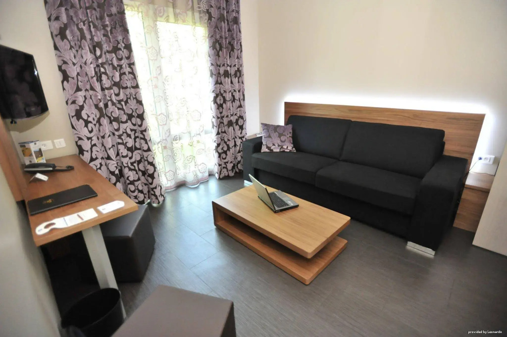 Hotel Full Colors