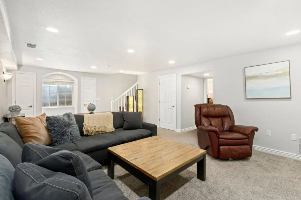Fabulous Family-friendly Retreat by Windsor Lake