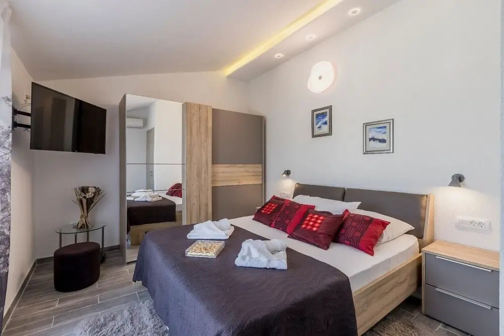 Goldie - 30 m From Beach - H