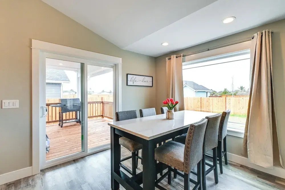 Ocean Shores Home w/ Game Room - Walk to Beaches