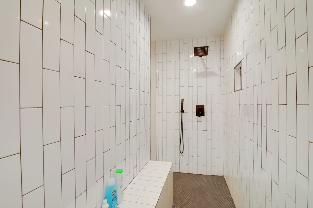 Walk to Fedex Forum! Luxe Townhome w/ Rooftop Deck