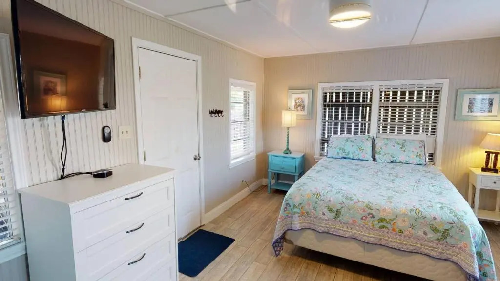 GU501 Unique Beach Home with Large Fenced in Yard, Screened in Porch, Close to Restaurants & Shops