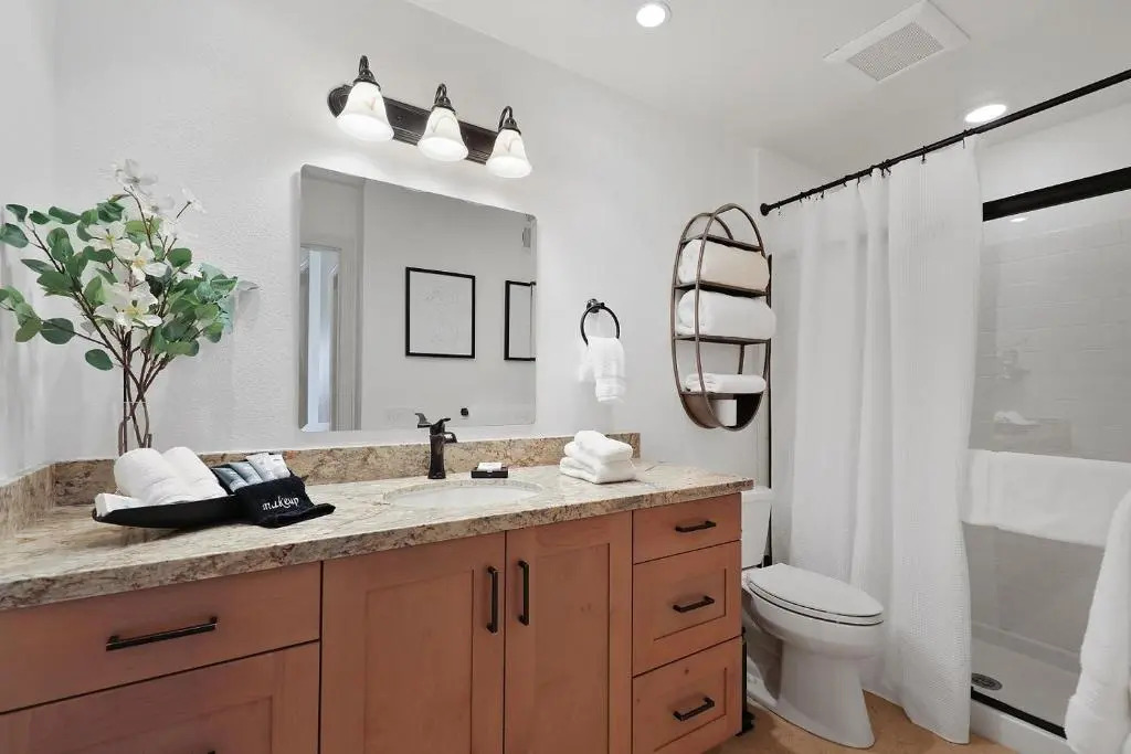 Palm Valley Full Access to Golf, Tennis, and Pickle Ball- Luxury 3 King Beds 3 Full Baths