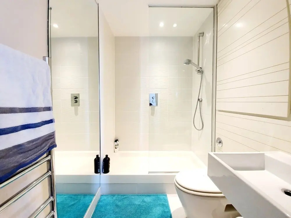 Airy 2 Bed 2 Bathroom With Balcony