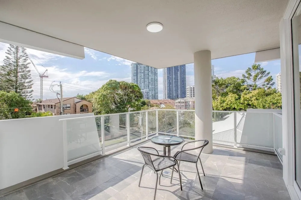Wow Southport Apartment Near Light Rail Station