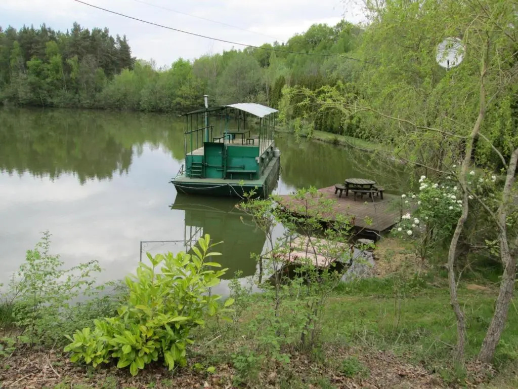 le bateau sur lac privé de 2 hectares poissonneux au milieu des bois