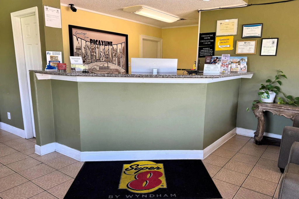 Super 8 by Wyndham Picayune