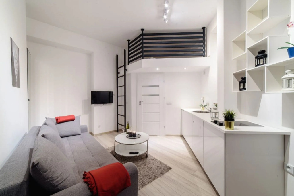 2 Nights Apartments - great location, right next to Main Rail and Bus Station, 10 min to Main Square by foot