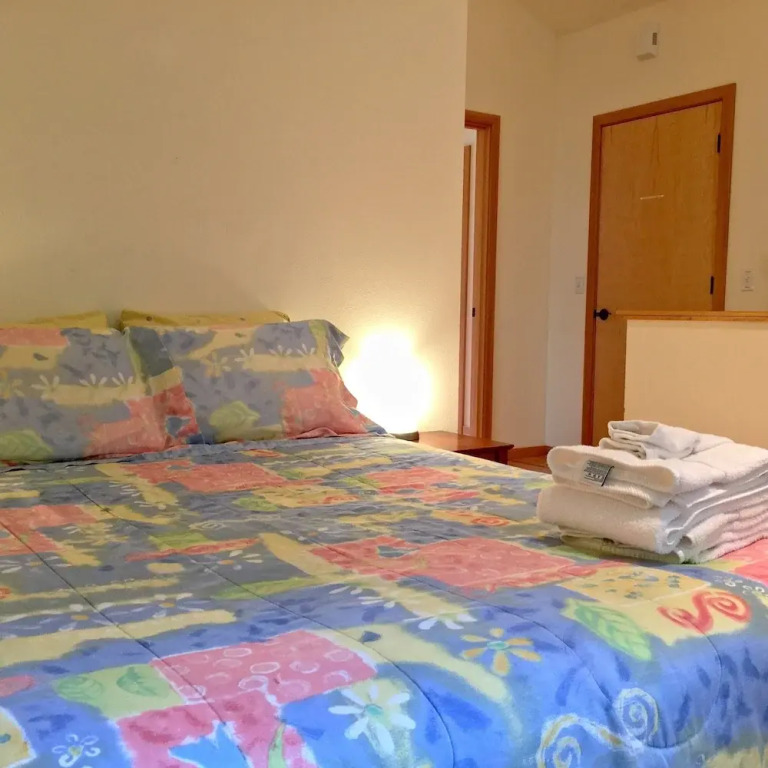 Mt Baker Rim Cabin 70 A pet Friendly Vacation Home With a hot tub and Wifi