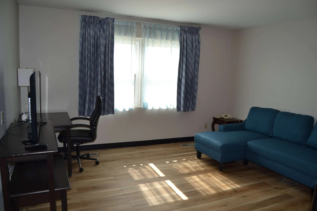 Days Inn and Suites by Wyndham Sikeston