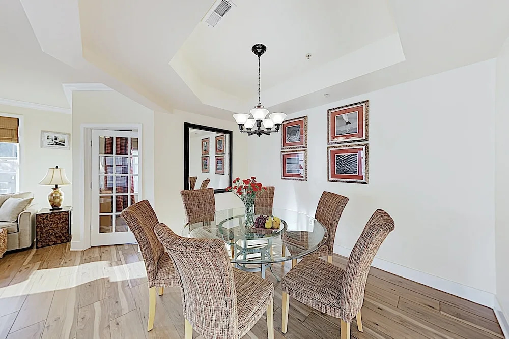 Upscale W/ Balcony - 2 Blocks To Beach! 4 Bedroom Condo
