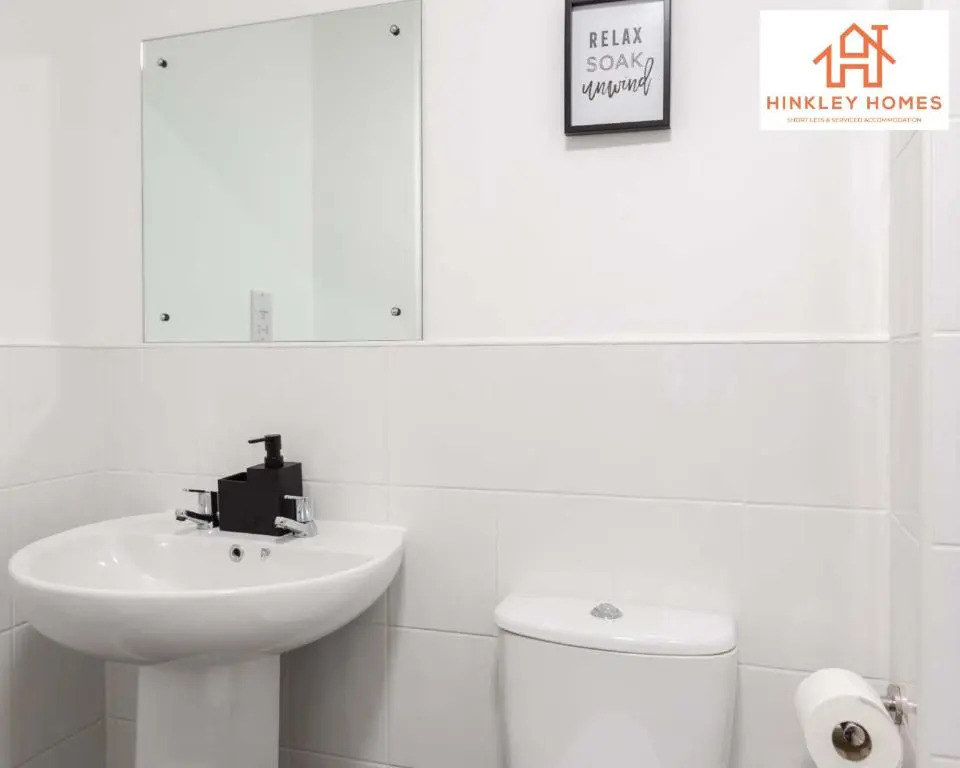 Modern Townhouse - Free Gated Parking - City Centre - 5 ! By Hinkley Homes Short Lets & Serviced Accommodation