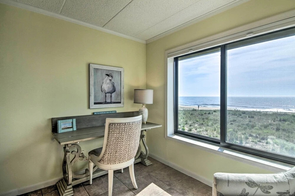 Balcony & Beach Access: Inviting Ocean City Condo