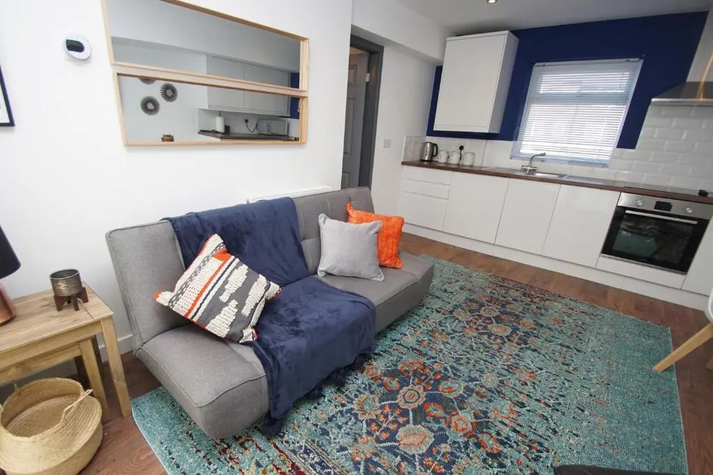Air Host and Stay - Apartment 4 Broadhurst Court sleeps 4 minutes from town centre