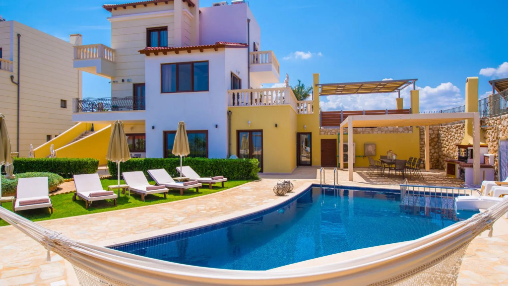 Azzuro Villa with private pool by Estia