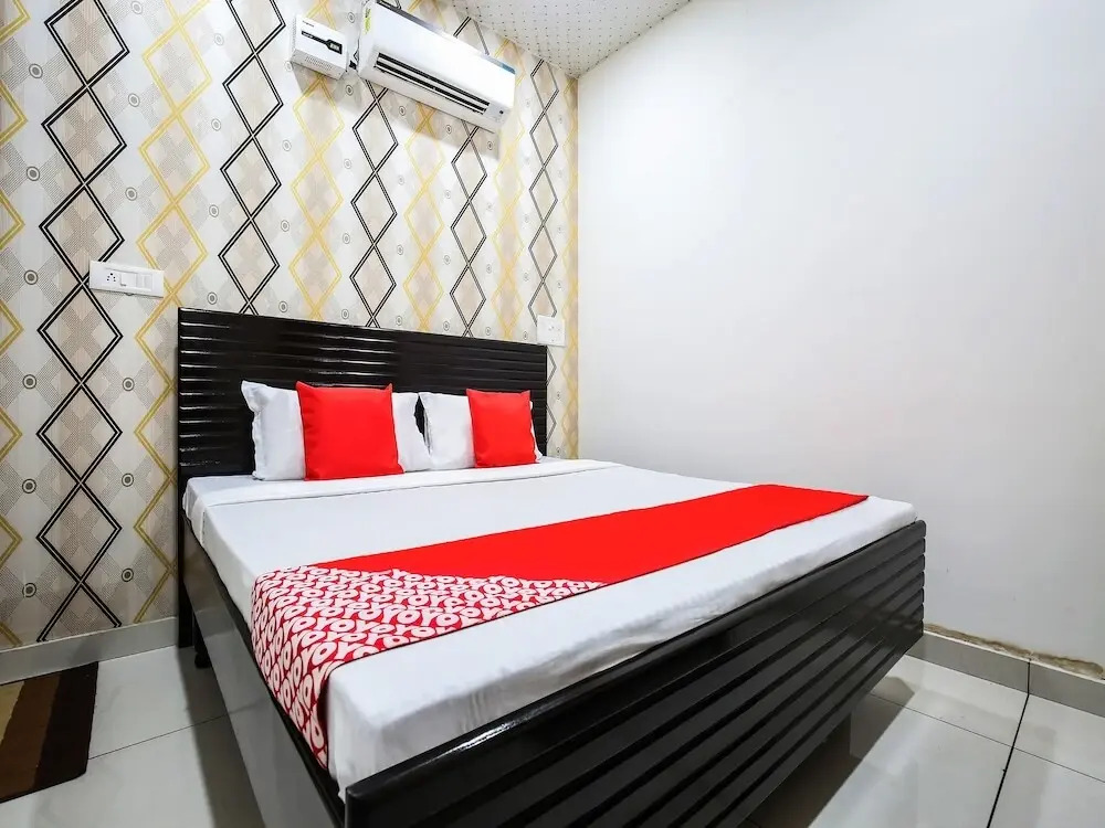 Royal Guest House by OYO Rooms
