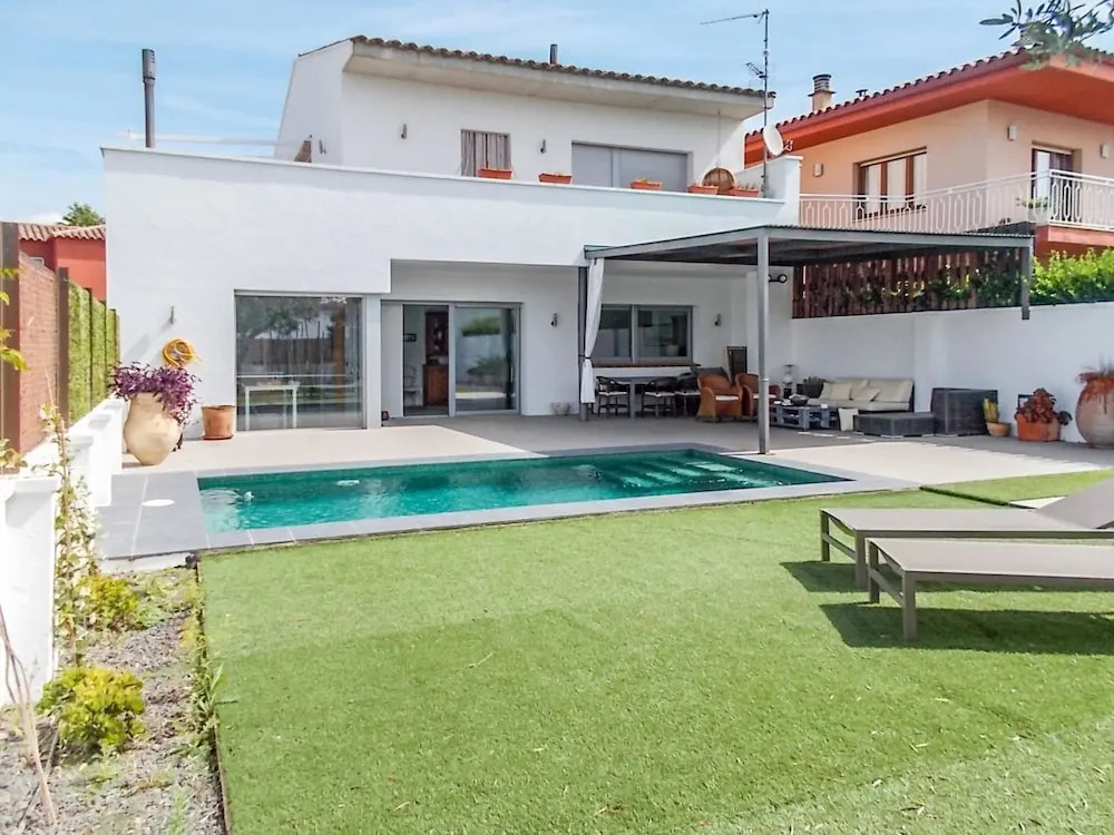 Fantastic Holiday Home in St Pere Pescador Spain With Pool