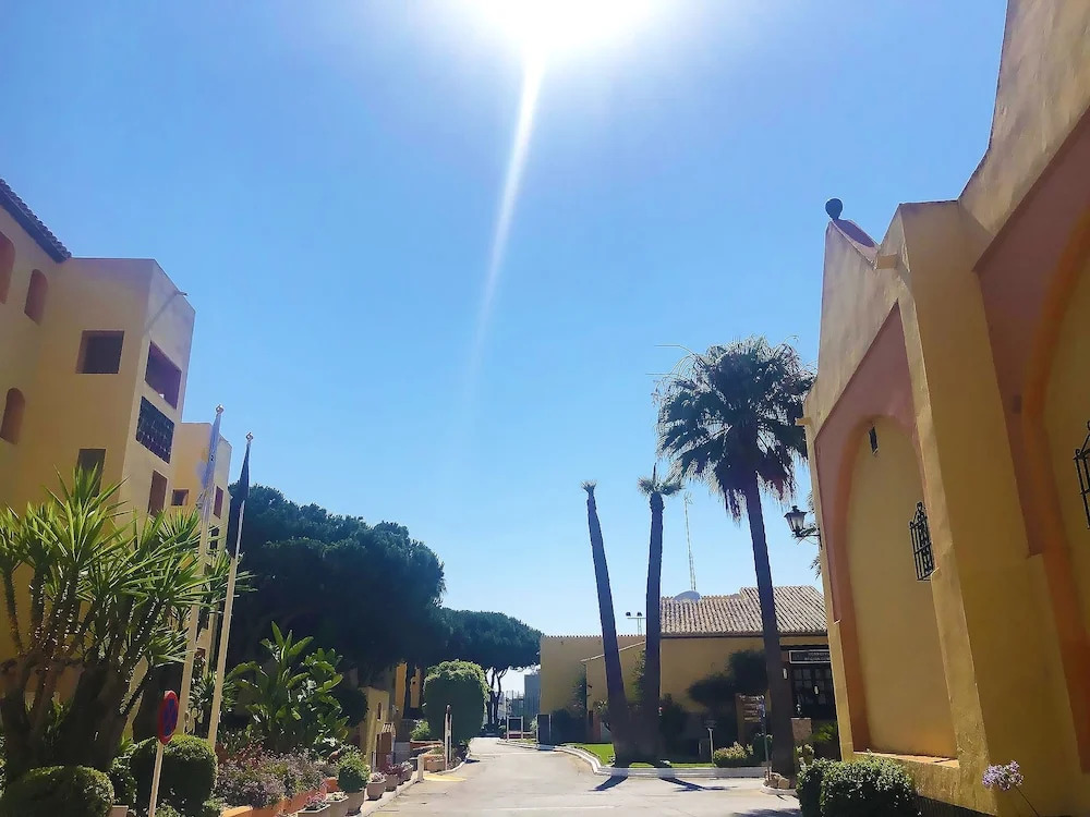 Doña Lola Patricia - Spacious 3 bedroom top floor apartment with uninterrupted sea views. Only a few meters to Calahonda beach