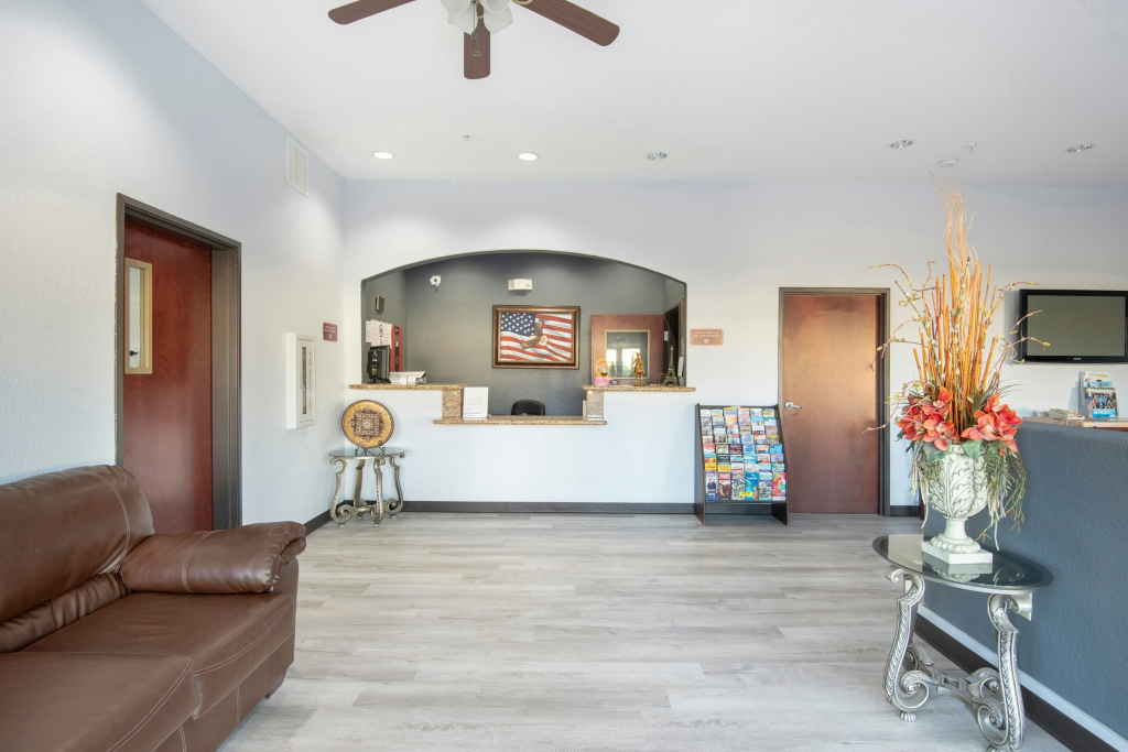 OYO Townhouse Clute Lake Jackson