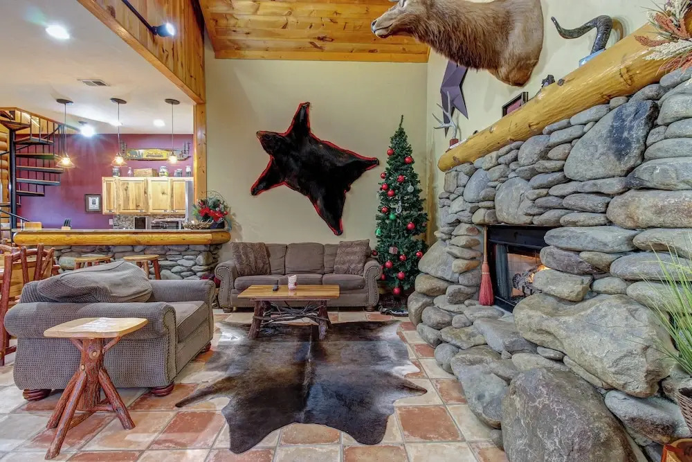 Near Dtwn! Multi-level Pigeon Forge Cabin w/ Pool