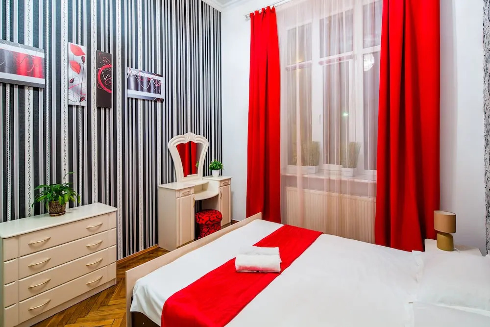 Three bedrooms & studio in the Center