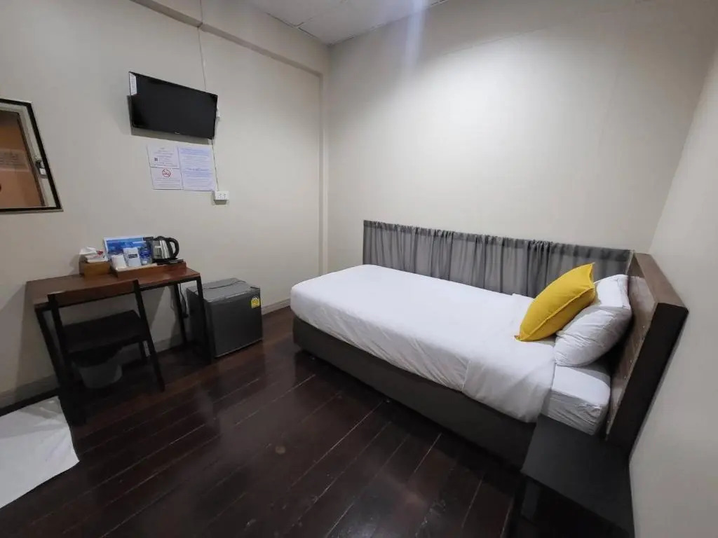 Achcha hotel - itsaraphap MRT station - Wat Arun
