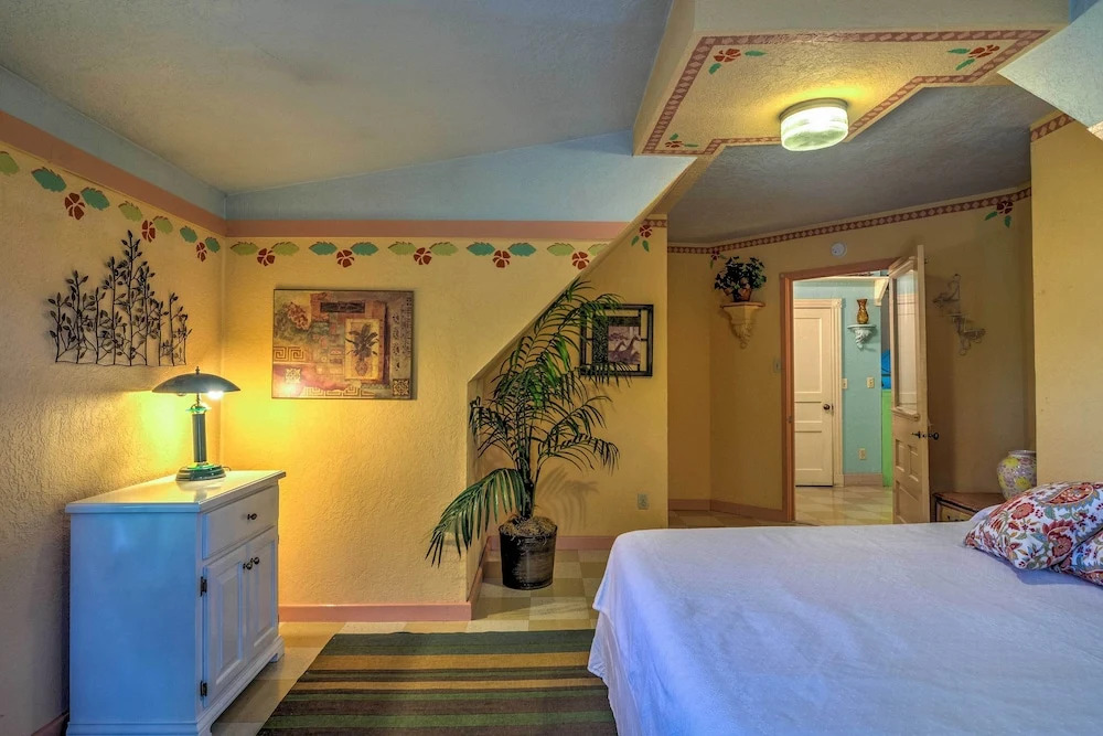Russellville House w/ Garden - Walk to Main Street