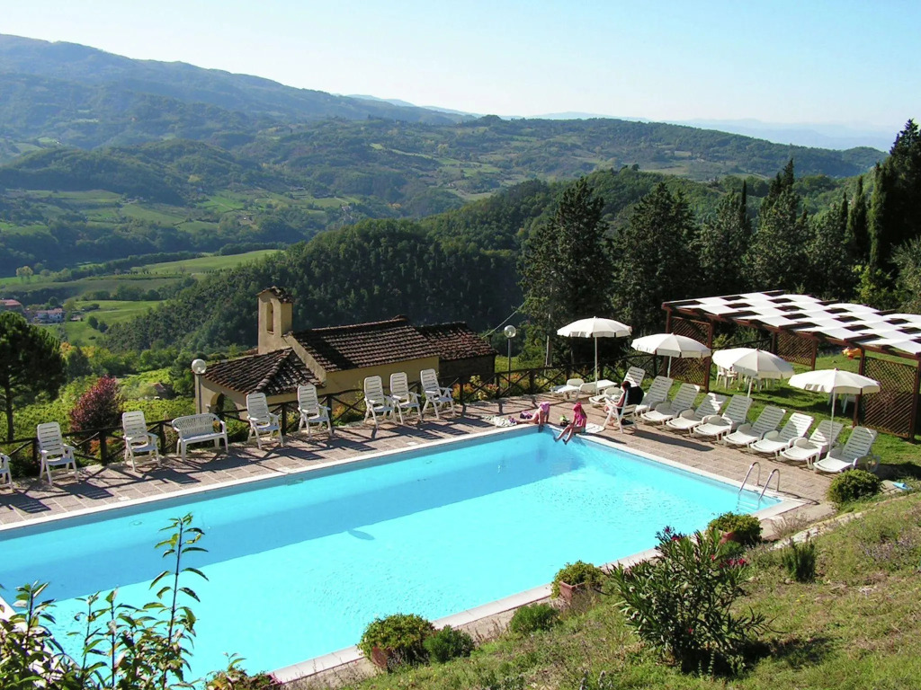 Detached, cozy cottage in vineyard with swimming pool and views over Tuscany