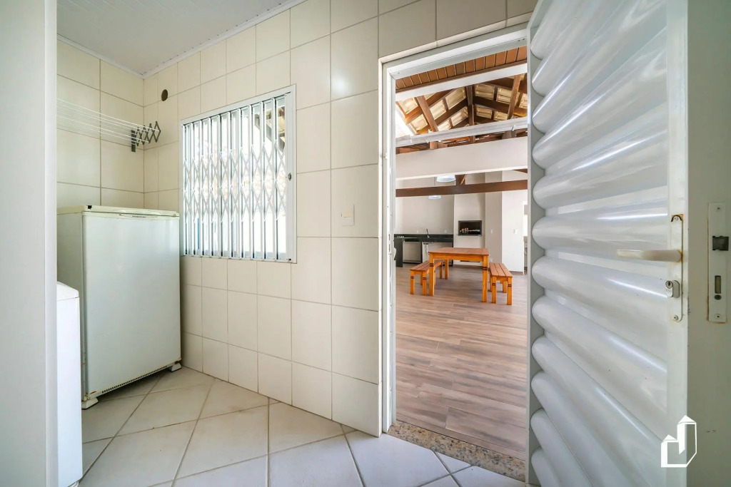 Casa com 05 dormitórios ideal as férias na praia