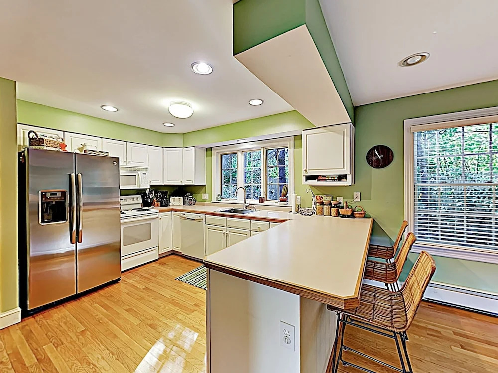 New Listing! Spacious Victorian - Walk To Beach 3 Bedroom Home