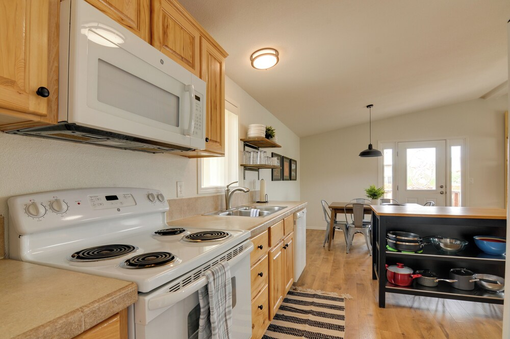 Utah Retreat - Hot Tub, Deck & Near National Parks