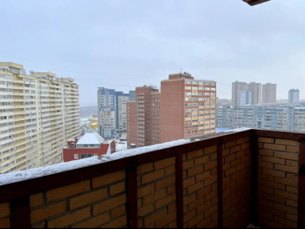 Диван и чемодан в Горском 11