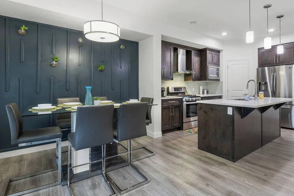 Modern 3BR Home Edmonton Near by Airport