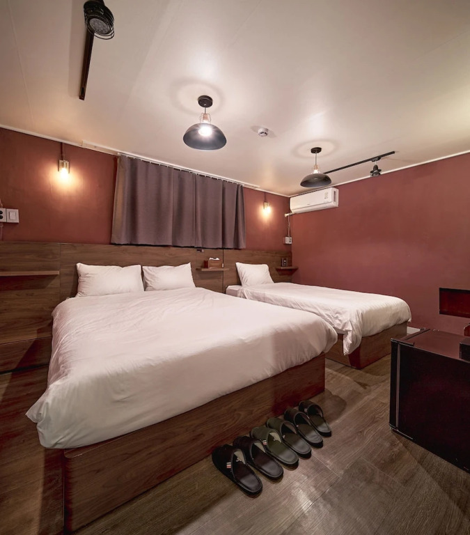 BUTLER:LEE HONGDAE-Caters to Women