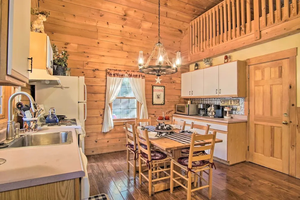 Rustic Rothbury Cabin w/ Resort Amenity Access!