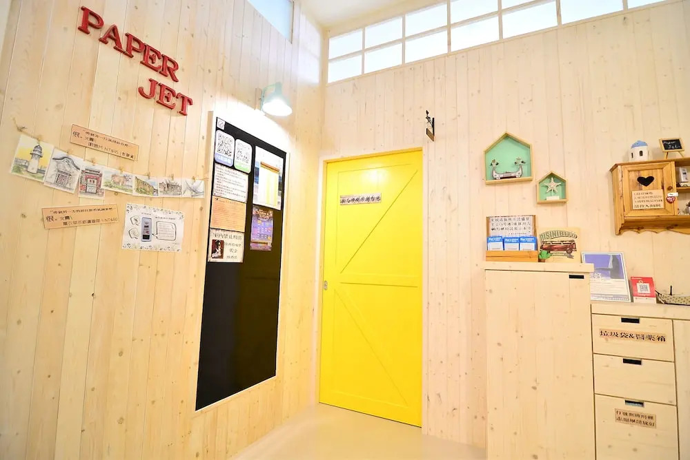 Paper Jet B&B