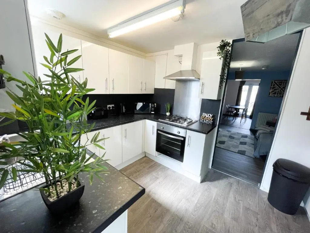 Canterbury Modern 6 Bedroom House with Hot Tub