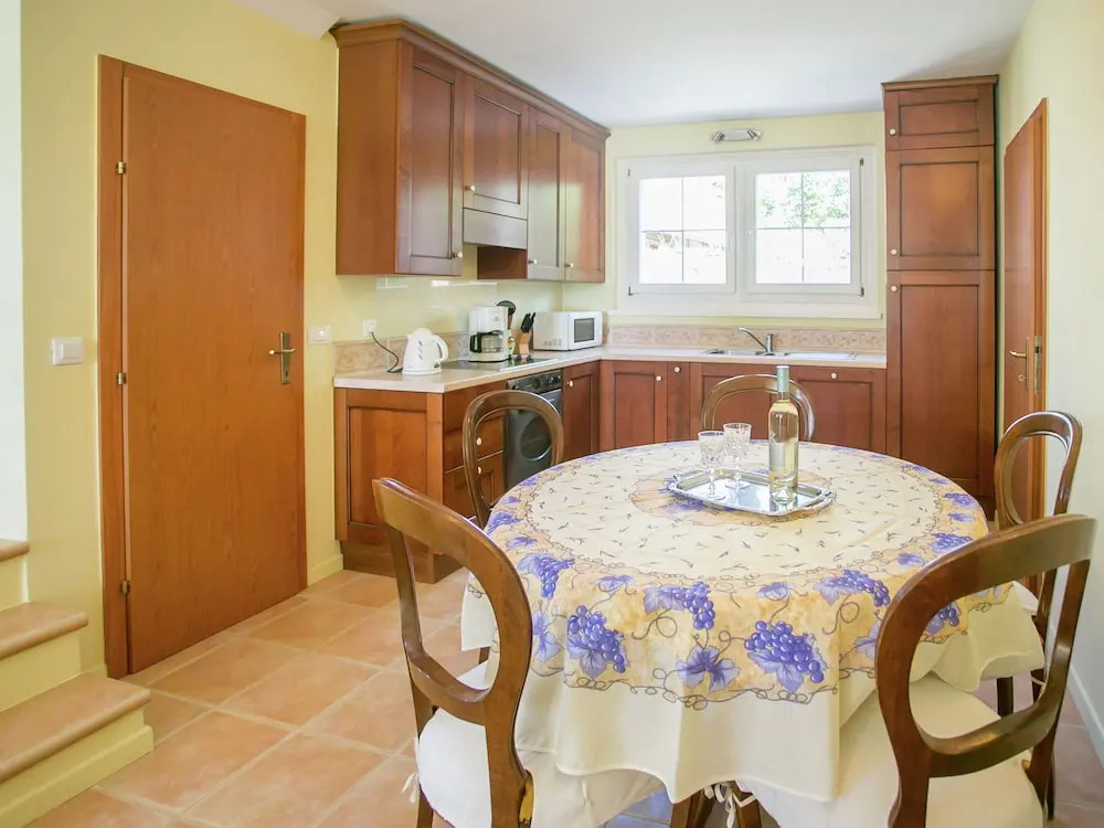 Family House in Quiet Peacefull Location, Private Pool and BBQ in Garden