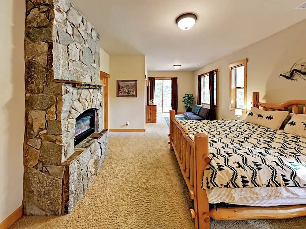 Big 5br W/ 2 Sunny Decks + Rec Center Access 5 Bedroom Home